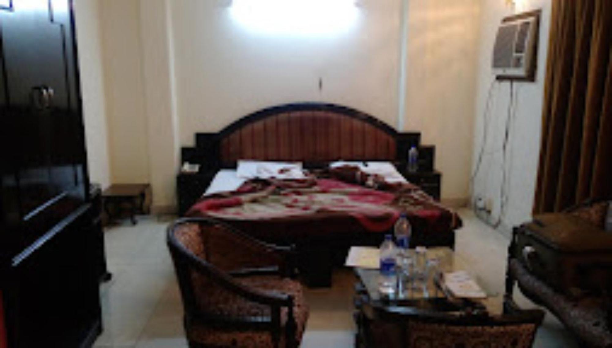 Hotel Punjab , 萨哈兰普尔 外观 照片